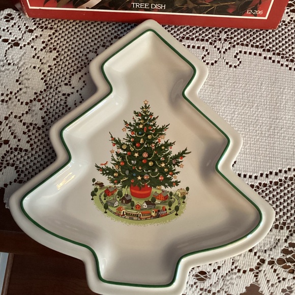Pfaltzgraff Christmas Heritage Tree Dish - Picture 3 of 7